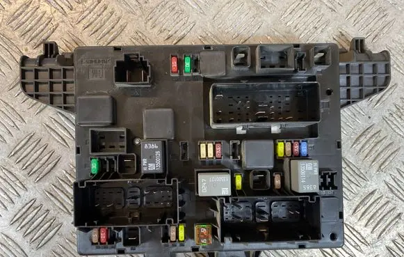 Opel Astra J Fuse module 13302301 365927271 1110022AC
