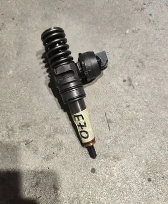 Volkswagen Golf V Fuel injector 038130073AG 0414720215