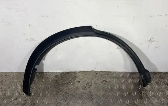 Rear fender molding trim