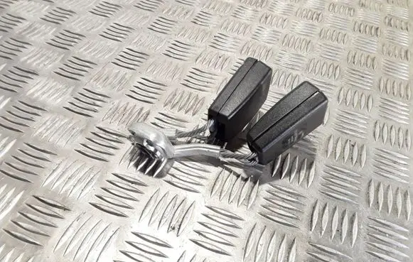 Middle seatbelt buckle (rear)