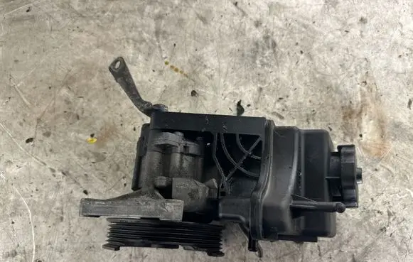 Mercedes-Benz E W212 Power steering pump A0064664701
