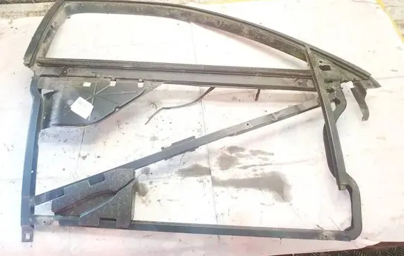 Audi A3 S3 8L Front door window/glass frame 