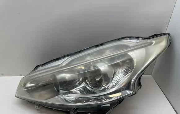 Peugeot 208 I Headlight/headlamp 9802221580