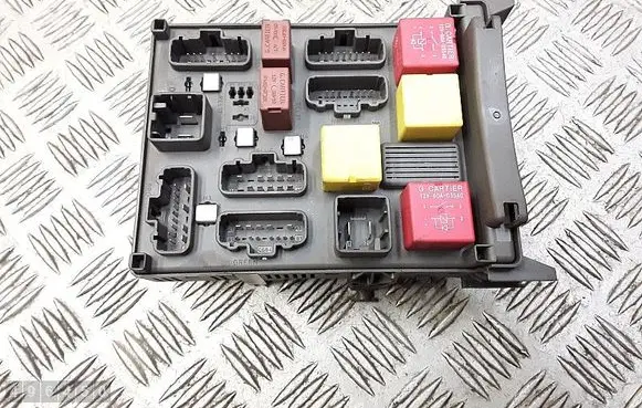 Renault Espace IV Fuse module 8200004201e