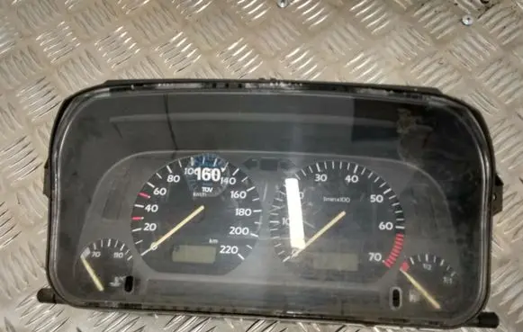 Volkswagen Golf III Speedometer (instrument cluster) 354001002 1H0919860C