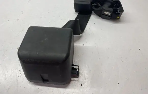 Volkswagen Jetta VII Middle seatbelt (rear) 17A857740