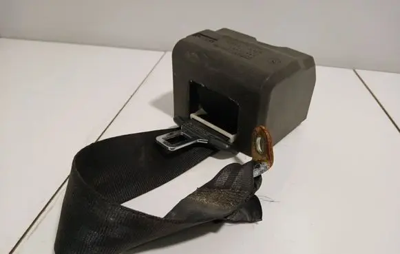 Rear seatbelt