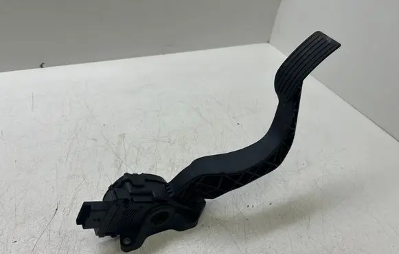 Accelerator throttle pedal