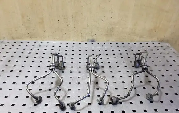 Volvo V40 Fuel injector supply line/pipe 
