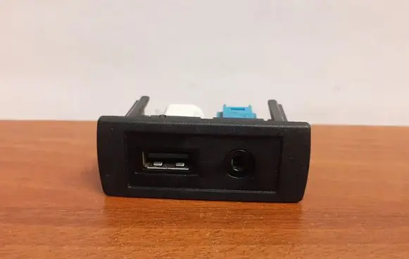 Mercedes-Benz Sprinter W906 AUX in-socket connector G50286 10439