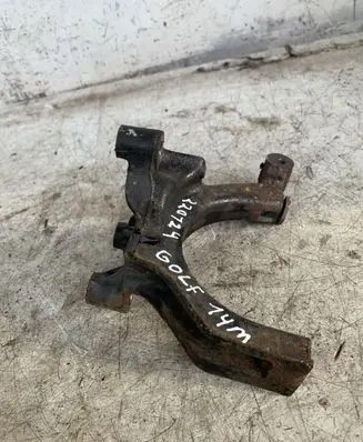 Volkswagen Golf VII Engine mounting bracket