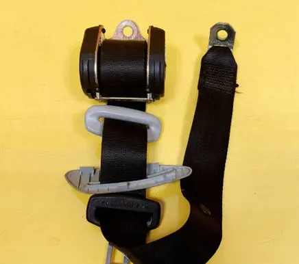 Mitsubishi Carisma Rear seatbelt 570323200