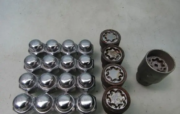 Nissan Leaf II (ZE1) Anti-theft wheel nuts and lock 