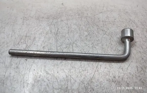 Mitsubishi L200 Wheel nut wrench 