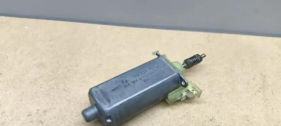 Mercedes-Benz C W204 Steering column adjust motor 0390203280