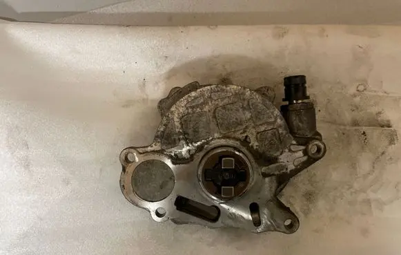 Volkswagen PASSAT B7 Vacuum pump 03L145100F