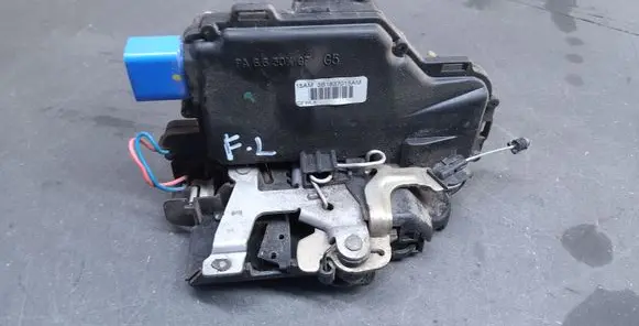 Volkswagen Polo IV 9N3 Front door lock 3B1837015AM