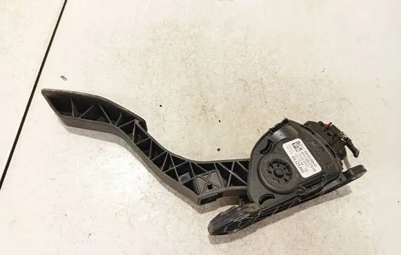 Accelerator throttle pedal