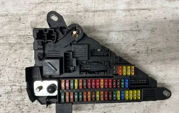 BMW 5 E60 E61 Fuse module 6906619