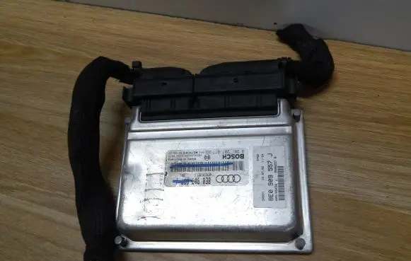 Audi A4 S4 B6 8E 8H Engine control unit/module ECU 8E0909153 1039S00000 0261207977