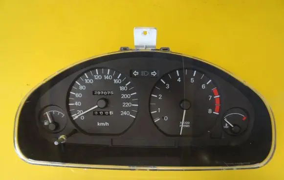 Mitsubishi Carisma Speedometer (instrument cluster) MR270100