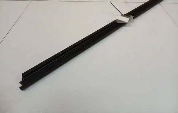 Skoda Octavia Mk2 (1Z) Front door glass trim molding 