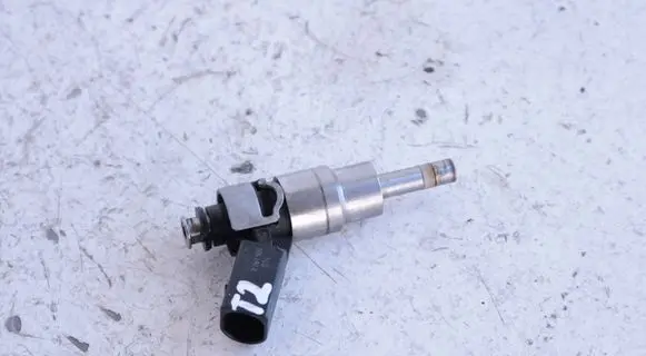 Volkswagen PASSAT B6 Fuel injector 06F906036 0261500014