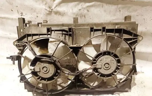 Radiator cooling fan shroud
