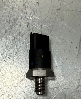 BMW 5 E39 Fuel pressure sensor 0281002405