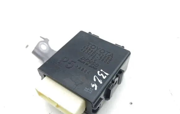 Toyota Prius (XW50) Window wiper relay 8594047060 4230003000