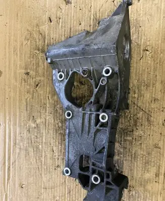Volkswagen Golf IV Engine mounting bracket 028903143AB