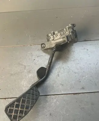 Accelerator throttle pedal