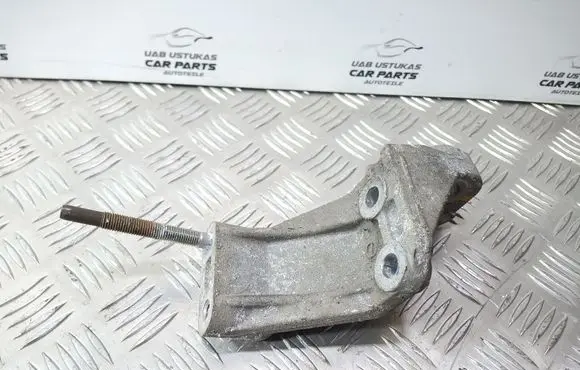 Suzuki SX4 Engine mounting bracket