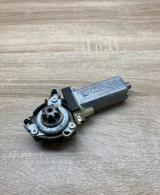 Mercedes-Benz C W204 Seat adjustment motor 0390203001 82028922