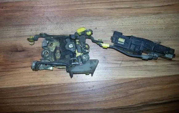 Nissan Prairie Front door lock