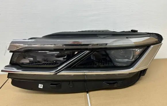 Volkswagen Touareg III Headlight/headlamp 761941081