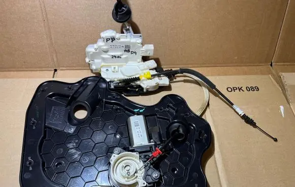 Audi A8 S8 D4 4H Front door lock