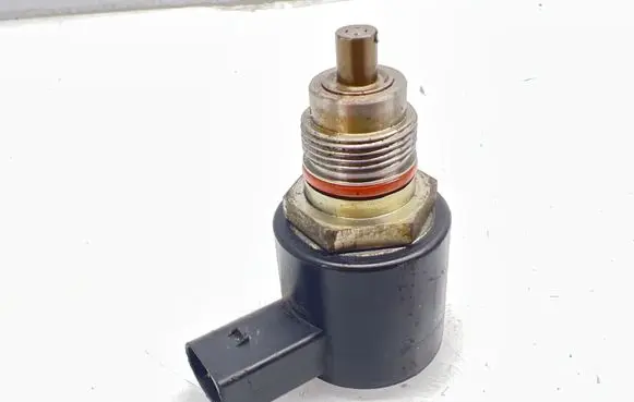Mercedes-Benz E W211 Fuel pressure regulator 9307Z515A