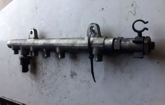 Renault Megane II Fuel distributor 0445214024