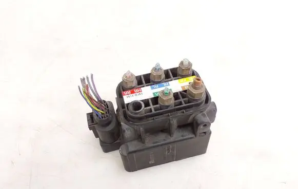 Mercedes-Benz C W205 Air suspension valve block A0993200058