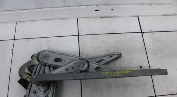 Renault Megane III Front door window regulator with motor 807310007R