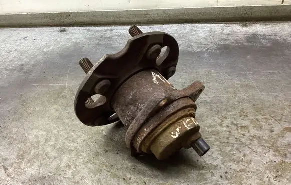 Toyota Avensis Verso Front wheel hub