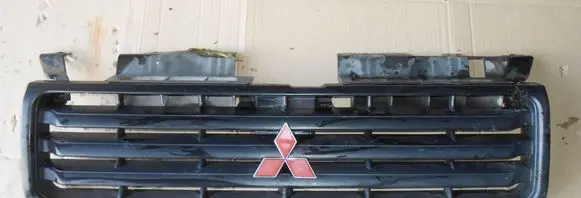 Mitsubishi Pajero Front grill MB669572