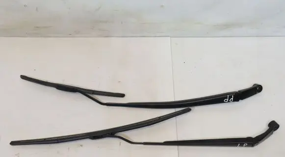 Toyota Yaris XP210 Front wiper blade arm 9323
