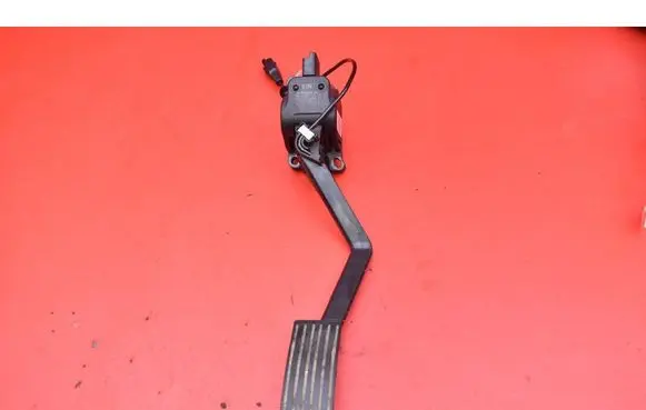 Accelerator throttle pedal