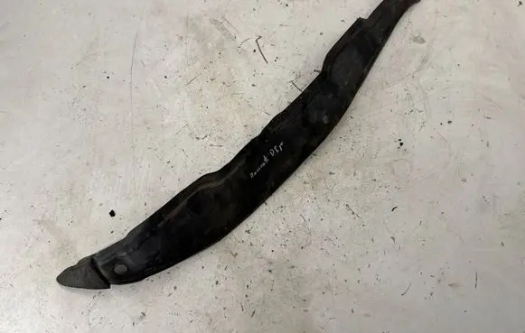 Maserati Ghibli Fender end trim 670001706