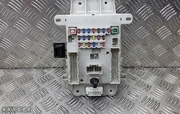 Toyota RAV 4 (XA20) Fuse module AM140A