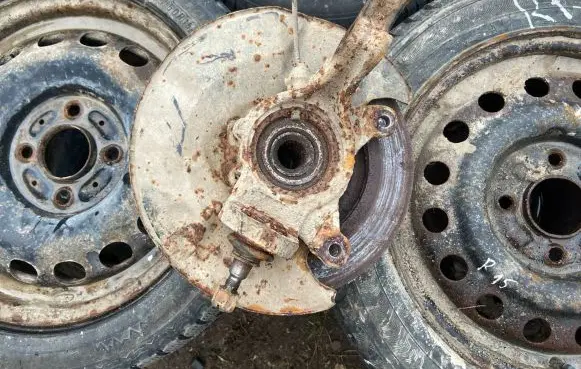 Honda FR-V Front wheel hub spindle knuckle