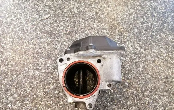 Volkswagen Touran I Throttle valve 03G128063A
