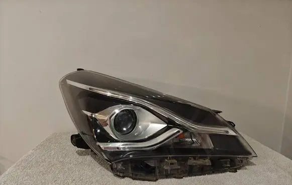Toyota Yaris Headlight/headlamp 